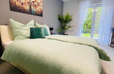 The Villa Toscana, a serene retreat in Center of Friedrichshafen City with lush green lawns, terrace & private garage- Lidl, Bakery walking distance- Bodenseecenter, Sportsbad 3 mins, Lake 7 mins - Foto 17