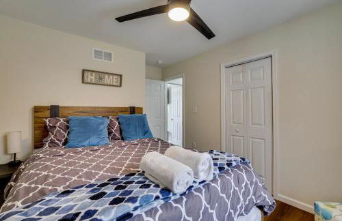 Lakefront Pocono Retreat with Hot Tub and Movie Hub - Foto 18