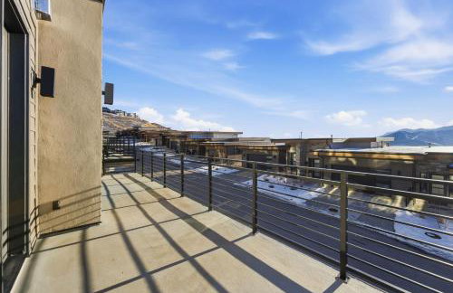 Luxury Hideout w Hot Tub Steam Shower - Photo 26