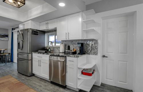 Luxe by Jenn - 3BR Retreat with Heated Pool - Photo 6