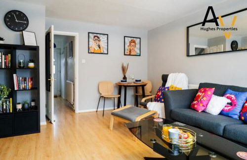 Northampton Pop Art House - Free Parking - Fast Wi Fi by AV Hughes Properties - Photo 29