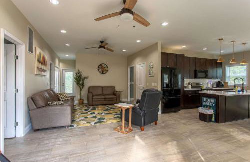 3BR House By Lake with BBQ Fire Pit & EV Charger - Foto 9