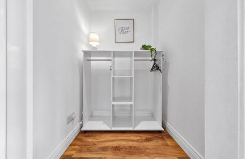 4 Bedroom House by Homestyles Hosts - Short Lets and Serviced Accommodation Islington - Private En-Suite - Foto 69