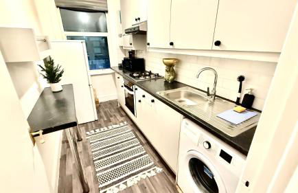 3 Bedroom in a great location - Photo 2