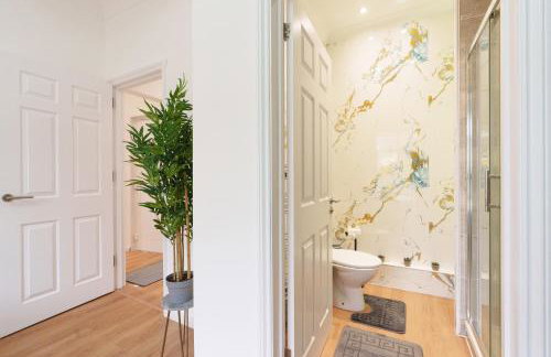 Stylish 3 Bedroom Sea View Apartment -Free Parking- Sleeps 9 - Photo 43