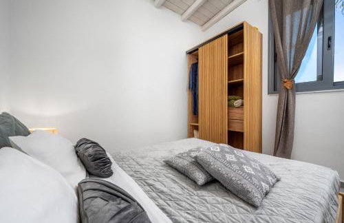 Antonakis Villa Secret Pool & Hot Tub Hideaway - Photo 38