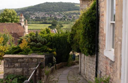 Charming 2BD Cottage wIth beautiful views nr Bath - Photo 6