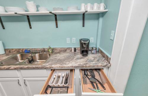 Sleep a Group of 7 in this Spacious Galveston Studio - Minutes to Beach! - Foto 11