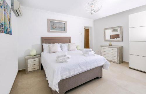 Casa Juana is a modern, luxury, exclusive, 6 bedroom villa. - Foto 16