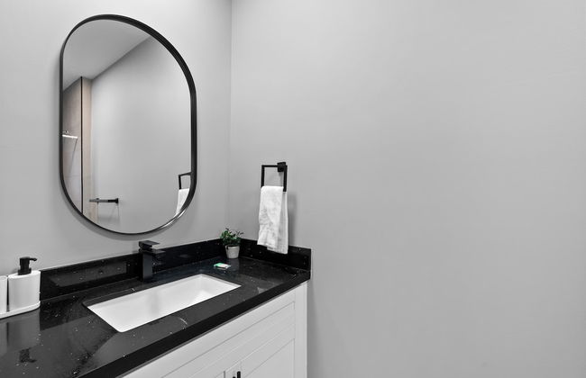 Modern 4-BR House with Free Parking - Photo 24