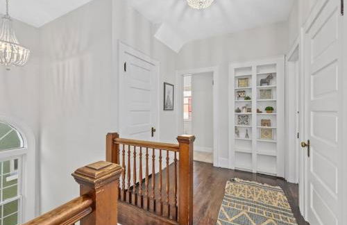 Deluxe 6 Bedroom 3 Min to Downtown w 2-car Driveway - Foto 60