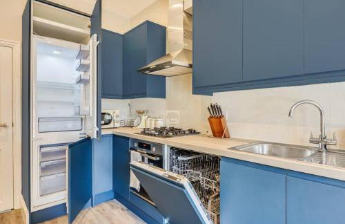 Beautiful 5 Bedroom 4 Bathroom House in W6 by Yoko Property - 10 minute's to Central London - Free Parking, Fast WiFi, Work Desks and SmartTVs with Disney and Netflix - Foto 30