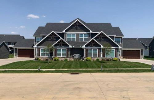 Main Floor New Charming 2 Bedroom Condo - Foto 2