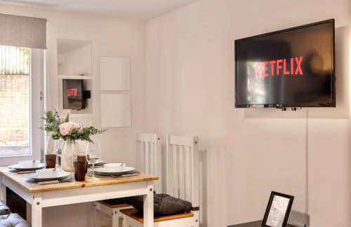 Large One Bedroom Apartments Southsea Sleeps 3 - Free Parking - Foto 14