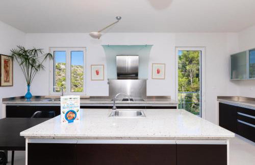 VILLA PHILIPPA - luxurious five-room villa - idyllic location - first row to the sea - spectacular view of the sea bay - unforgettable sunsets - 15 minutes from Supetar ferry port - free parking - private heated pool - Foto 35