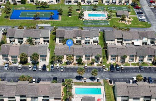 Beach access close to Walmart, Bowling,skating and Game room - Photo 12