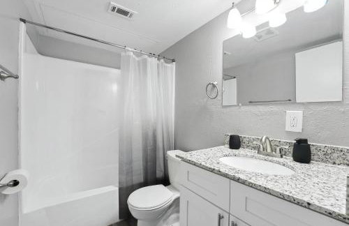 Family-Friendly 2Bd Midterm Stay I Parking Onsite - Photo 6