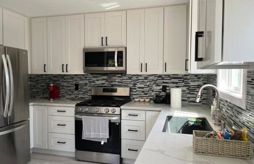 Cheerful house with EV, Parking & backyard - Foto 41