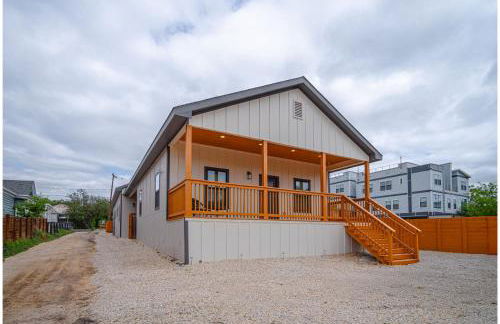 3BR-2BA Cityscape Haven with Panoramic Tower View - Foto 3