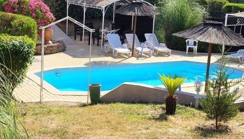 15mn de Cannes, Villa la Soleiade , Gites , type T2, clim, piscine, parking au Lac de Saint-Cassien VAR - Foto 2, sunbed, Garden view