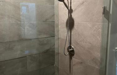 Modern 4 bedroom house close to Loop 20, TAMIU, Airport, and Hospitals - Foto 3