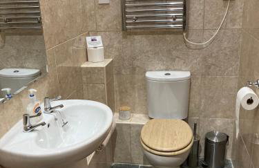 Cottage in Nuneaton - Sleeps 2 - Parking - Garden - Foto 4