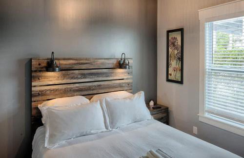 Quaint Cottage with Private Pool-Walk to Everything - Foto 19
