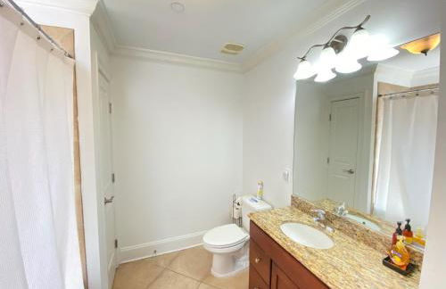 Classy Victorian Brownstone Subway Shopping - Photo 35