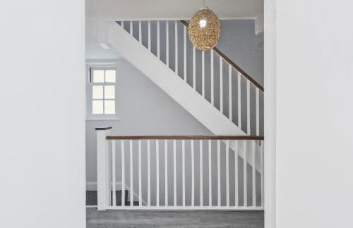 Stunning 3Bed 2bath family home with Garden - Photo 9