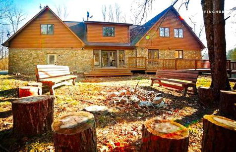 Stately Luxury Vacation Rental with a Private Hot Tub near Brown County State Park, Indiana - Foto 1