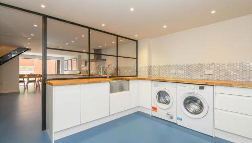 Stylish Leeds City Centre Retreat with Private Terrace & Hottub - Foto 5