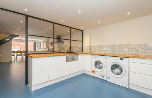 Stylish Leeds City Centre Retreat with Private Terrace & Hottub - Foto 5