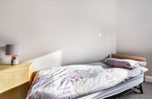 Group Friendly 2 Bed 2 Bath FREE PARKING for 2 Large Vans or up to 4 Cars Zone 2 Sleeps 10 Close to Central London and Zone 2 tube station - Photo 76