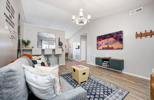 5 min to Grand Park, 1Level, Stocked Kitchen, King Bed, GameRm, Firepit, BBQ, Pet Friendly - Foto 9