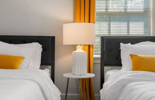 Cozy 4BR Home Pet Friendly Large Yard & Patio - Foto 4