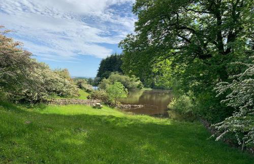The Barn at Pentregaer Ucha, with tennis court and lake - Foto 10