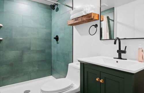 Modern Mountain Escape Sleeps Large Groups - Foto 18