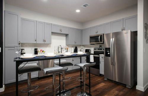 Modern 2BR Getaway-w Parkng, Near Rvrwlk&Conv Ctr - Foto 73