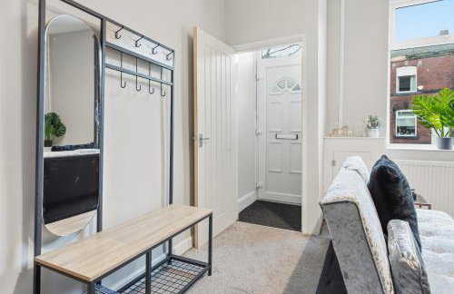 Modern 5 Bed 2 Bath House w Free Parking - Photo 17