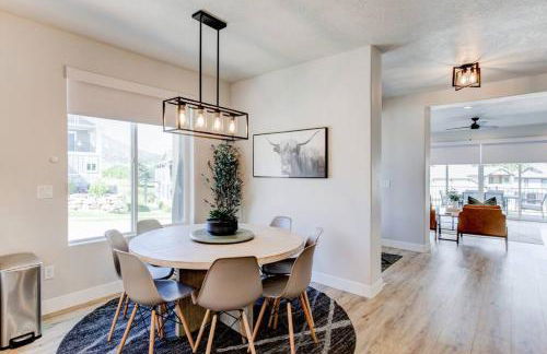 Midway to Heaven! BRAND NEW 5 bed 4.5 bath, HOTTUB - Photo 65