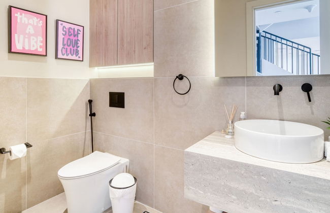 Luxe and Modern Duplex in Difc - Photo 39