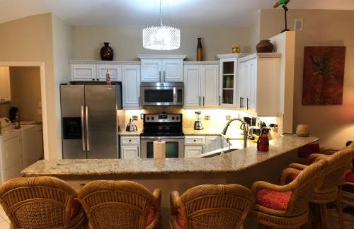 Tiki Paradise House & pool - 10 min to Beach! - Foto 7