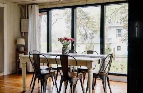 Charming Cabin with Hot Tub & Fire Pit - Foto 5