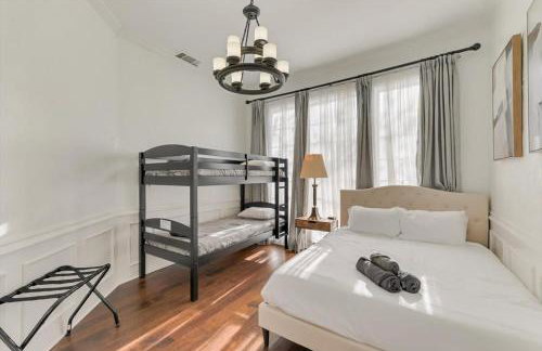 Gorgeous Vacation Home w Private Pool - Photo 32