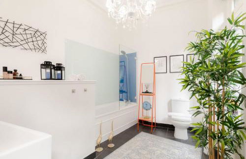 RARE FIND off Oxford St! SOHO 5bed Design House For XXL Groups - Photo 17