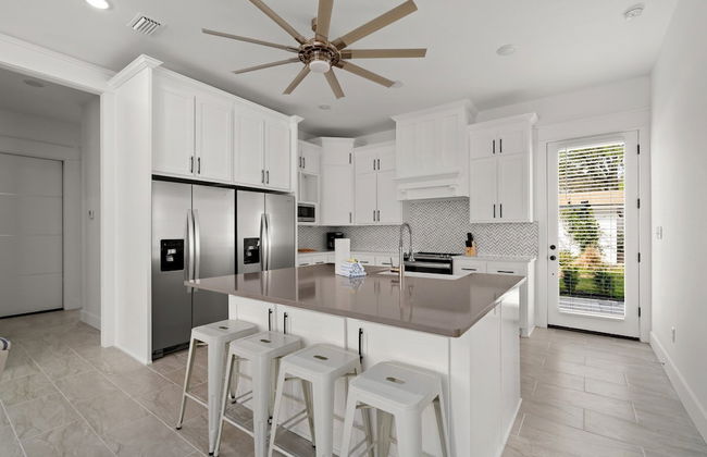 Brand NEW Expansive Coastal Home w/ Custom Furnishings Sleeps 15 - Foto 16