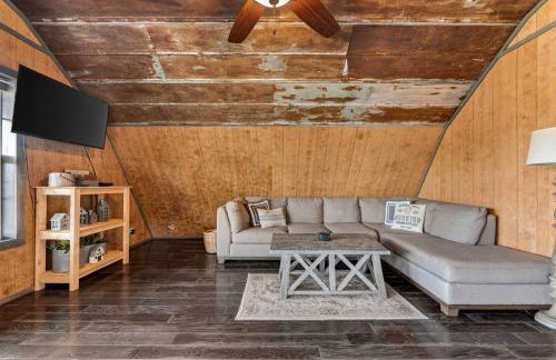 Rustic Barn Retreat w Hot Tub Game Room & FirePit - Photo 7