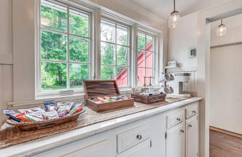 Historic Farmhouse Near Mountains and Colleges! - Foto 13