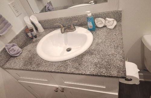 Relax and Explore Poolside Stay Near Local Spots - Foto 15