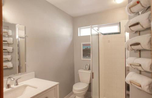 Twin Lakes Waterfront Retreat with Private Dock Fire Pit And Family Friendly Space - Foto 19